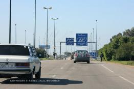 Image du Maroc Professionnelle de  Un grand Taxi circule aux environs de Nouacer sur l'autoroute en direction de Aéroport à Casablanca, Vendredi 20 Janvier 2006. (Photo / Abdeljalil Bounhar) 